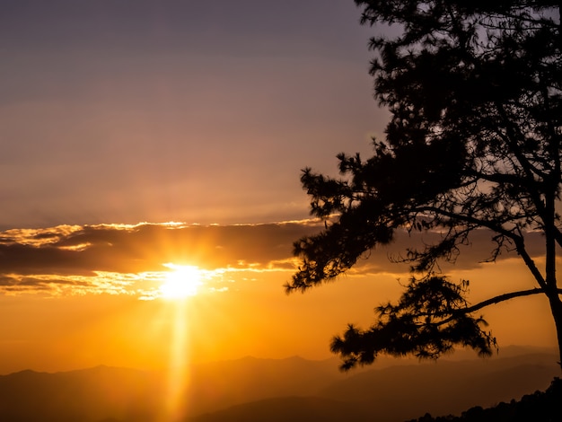 Paesaggio delle montagne e del tramonto, Thsiland