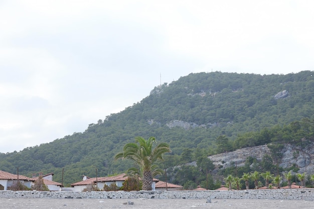 Paesaggio delle montagne rocciose naturali della Turchia sull'acqua di mare blu