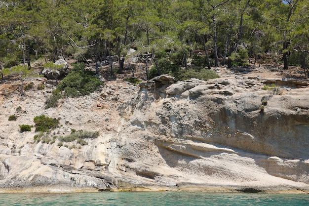Paesaggio delle montagne rocciose naturali della Turchia sull'acqua di mare blu