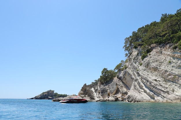 Paesaggio delle montagne rocciose naturali della Turchia sull'acqua di mare blu