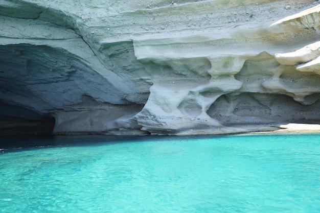 Paesaggio delle montagne rocciose naturali della Turchia sull'acqua di mare blu