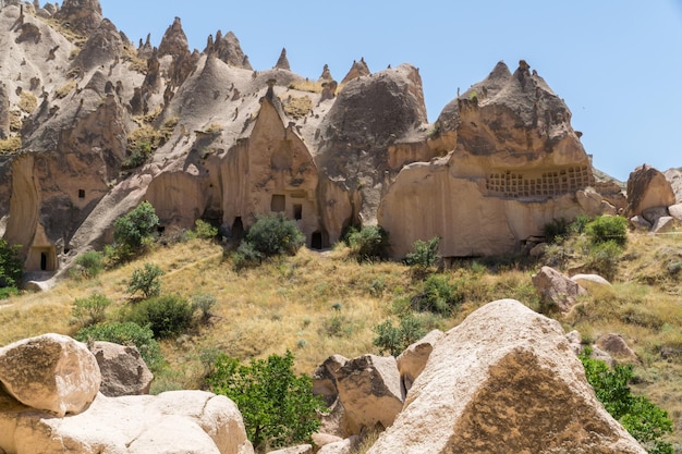 Paesaggio delle tipiche case della Cappadocia integrate nelle rocce creando incredibili formazioni rocciose