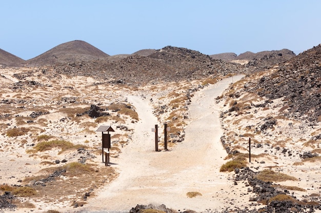 paesaggio desertico con due strade che si separano