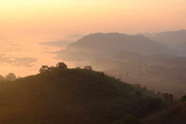 Paesaggio di alba sulle montagne.