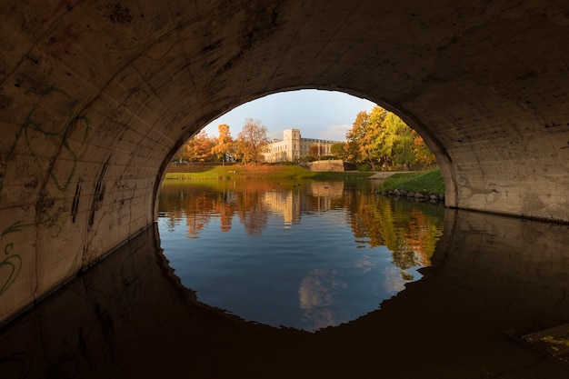 Paesaggio di autunno dorato con vista sul ponte