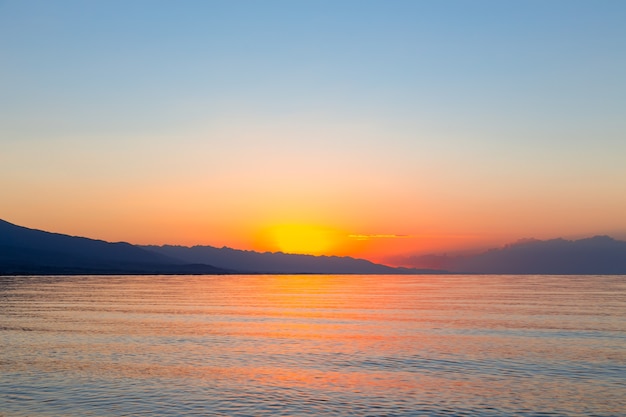 Paesaggio di bella alba mattutina