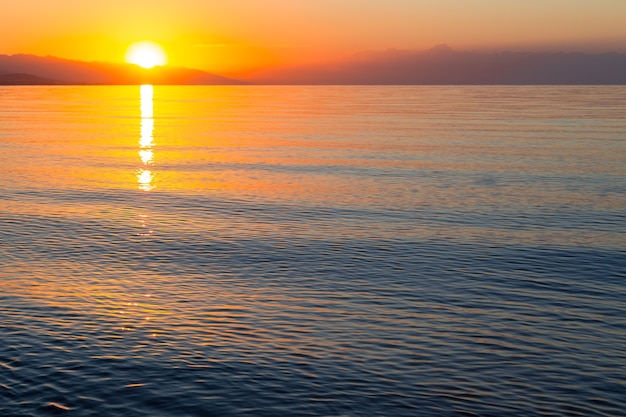 Paesaggio di bella alba mattutina