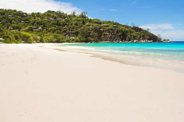 Paesaggio di bella spiaggia tropicale esotica con acqua turchese