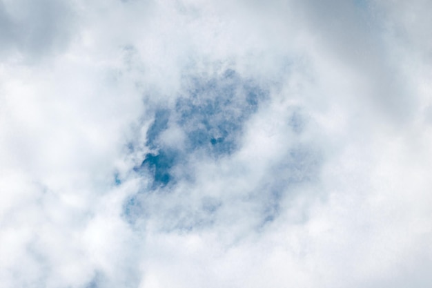 Paesaggio di bellezza con cielo blu e morbide nuvole bianche