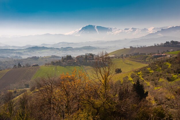 Paesaggio di campagna nei campi agricoli autunnali tra le colline