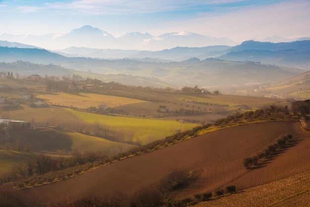 Paesaggio di campagna nei campi agricoli autunnali tra le colline