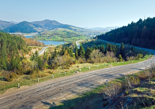 Paesaggio di campagna primaverile con strada, villaggio e fiume