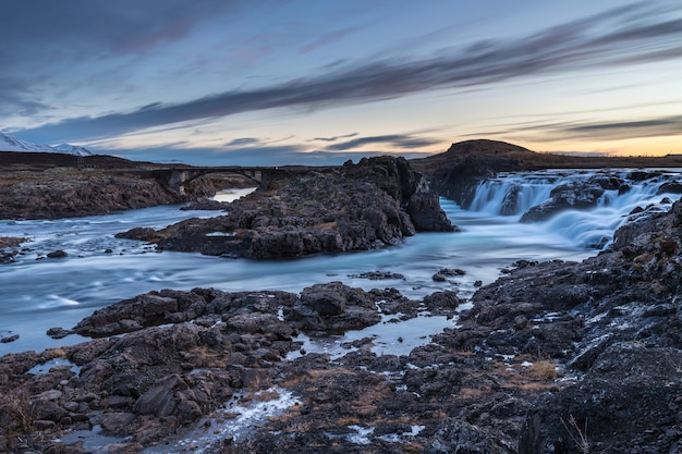 paesaggio di cascate e fiumi nelle terre islandesi