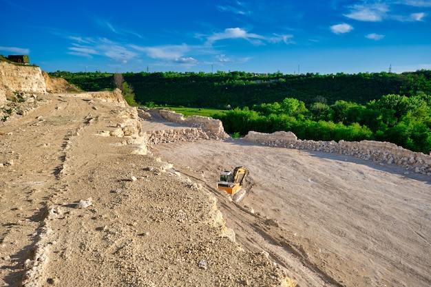 Paesaggio di cava di pietra in una giornata estiva.