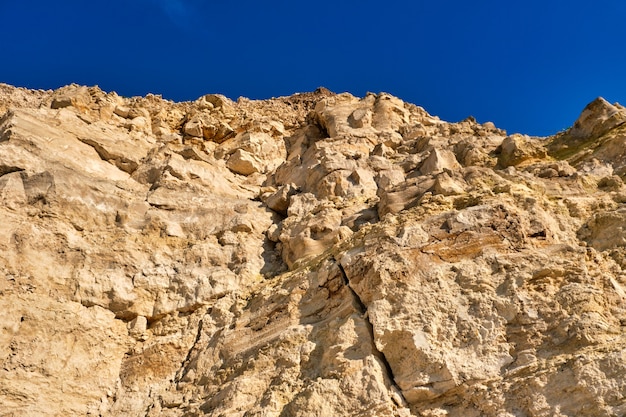 Paesaggio di cava di pietra in una giornata estiva.