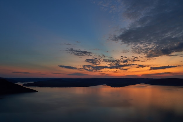 Paesaggio di cielo notturno vicino al lago.