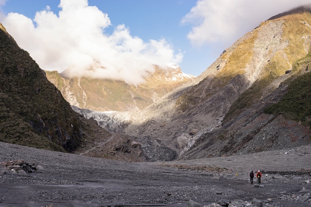 paesaggio di enormi montagne