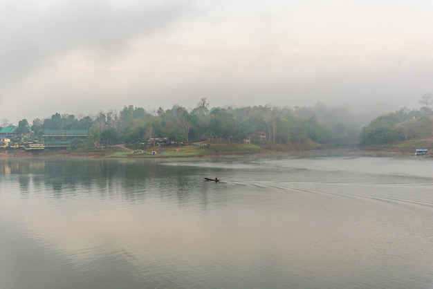 Paesaggio di fiume e barca lunga coda o casa galleggiante con nebbia mattutina e freddezza da nebbia prima dell&#39;alba