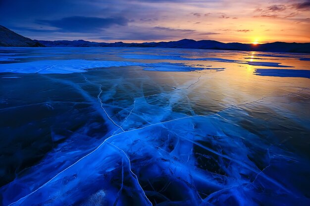 paesaggio di ghiaccio baikal, stagione invernale, ghiaccio trasparente con crepe sul lago