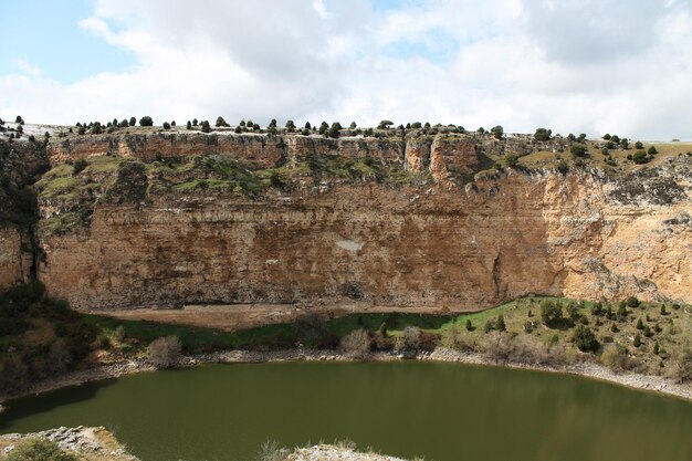 Paesaggio di gole o canyon di montagna e al di sotto del fiume Duraton, Segovia, Castilla Leon, Spagna