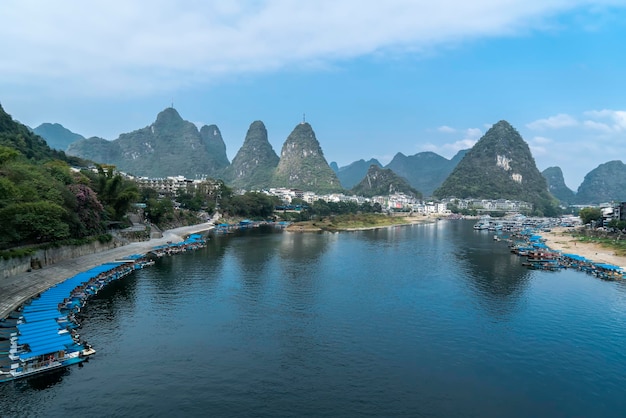 Paesaggio di Guilin, fiume Li e montagne carsiche.