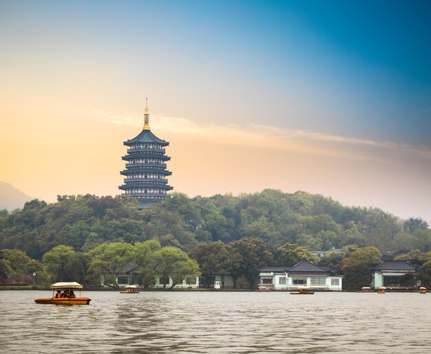Paesaggio di Hangzhou pagoda sul lungolago del lago occidentale nel crepuscolo