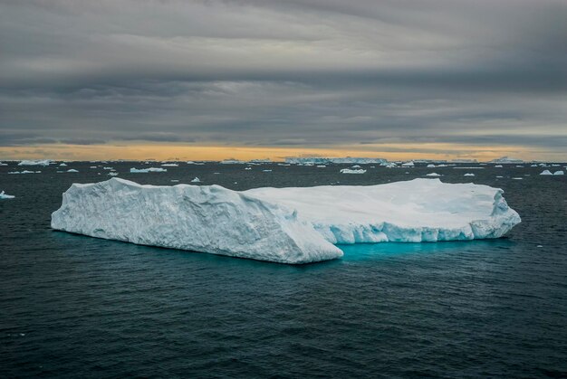 Paesaggio di iceberg vicino alla Penisola Antartica Penisola Antartica Antartide
