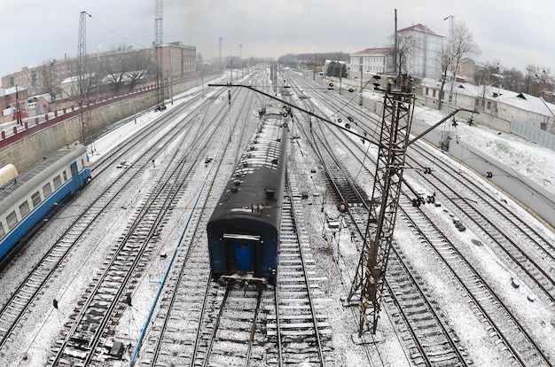 Paesaggio di Kharkiv con binari ferroviari vicino alla stazione ferroviaria meridionale