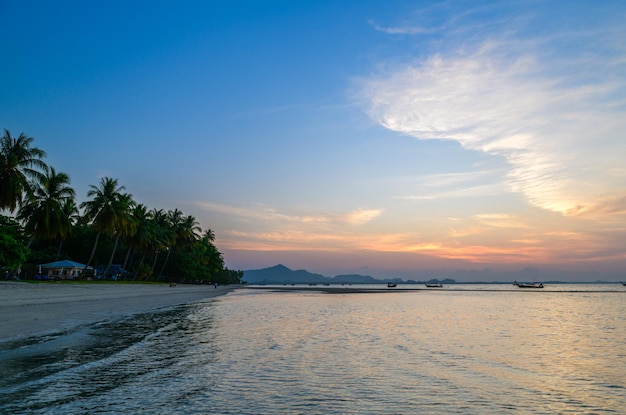 Paesaggio di Koh Mook con bellissimo cielo e l'alba a Trang Thailandia È una piccola isola idilliaca nel mare di Andaman