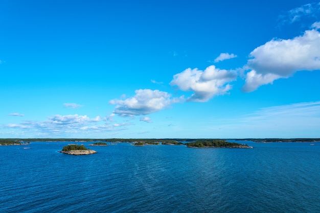 Paesaggio di mare con cielo blu nuvoloso.