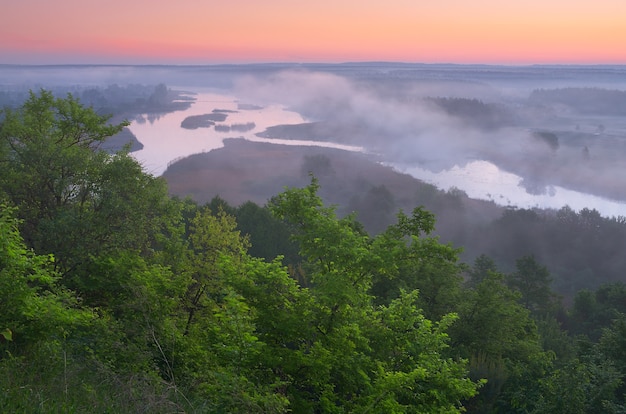 Paesaggio di mattina con la valle del fiume