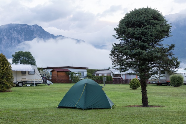 Paesaggio di mattina con un campeggio in montagna