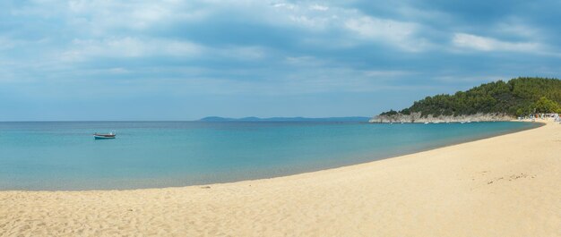 Paesaggio di mattina della costa del mare di estate (spiaggia di Tristinika, Halkidiki, Sithonia, Grecia). Le persone sono irriconoscibili.