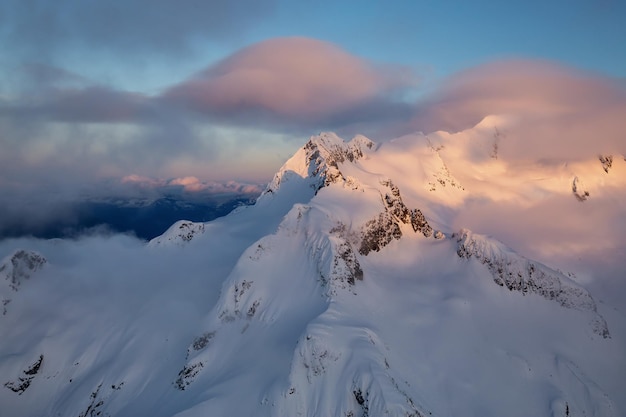 Paesaggio di montagna aerea canadese sullo sfondo della natura