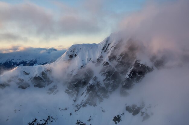 Paesaggio di montagna aerea canadese sullo sfondo della natura