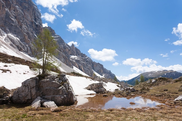 Paesaggio di montagna. Alpi italiane, monte Civetta. Panorama con cielo sereno