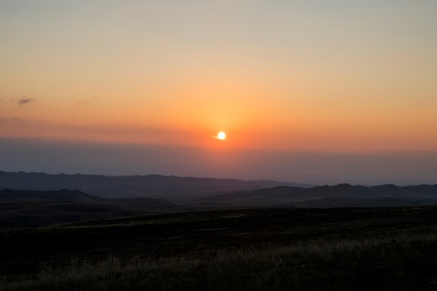 Paesaggio di montagna autunnale e vista durante il tramonto a Davitgareji, Georgia