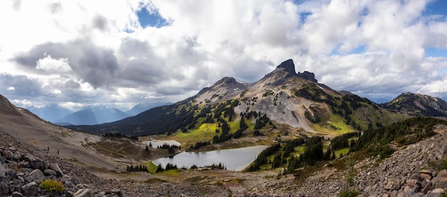 Paesaggio di montagna canadese Garibaldi BC sullo sfondo della natura