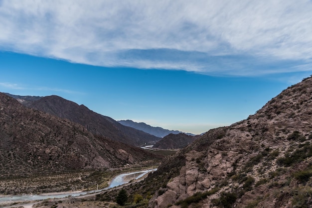 Paesaggio di montagna cielo azzurro chiaro e giornata di sole