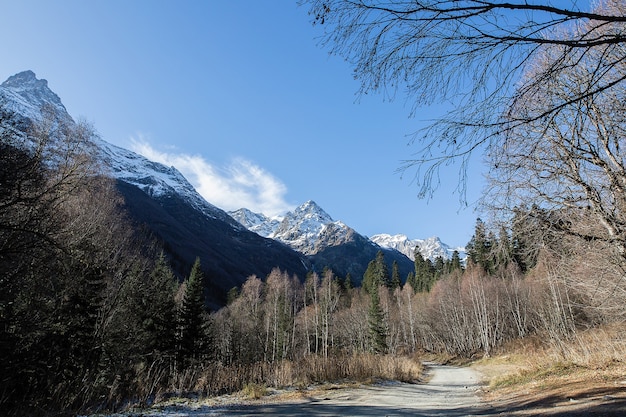 Paesaggio di montagna con cime innevate. Le montagne del Caucaso.