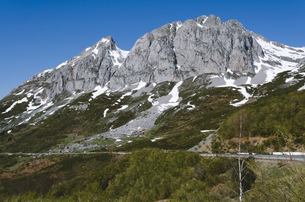 Paesaggio di montagna con montagne innevate. Porto di San Isidro Asturie, Leon. Spagna.