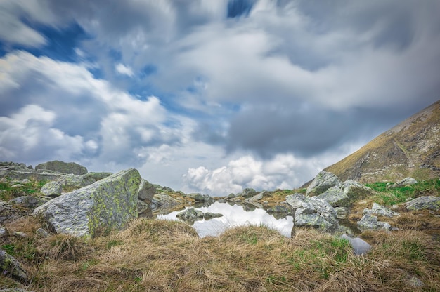 Paesaggio di montagna con piccolo lago