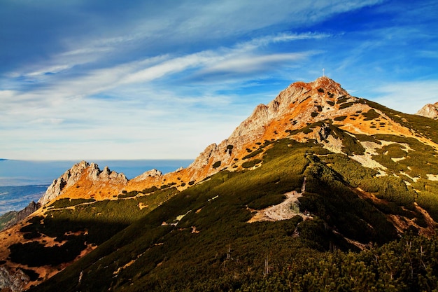 Paesaggio di montagna con rocce e picco Giewont