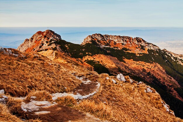 Paesaggio di montagna con rocce e picco Giewont