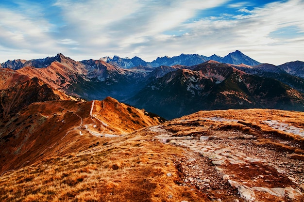 Paesaggio di montagna con sentiero roccioso