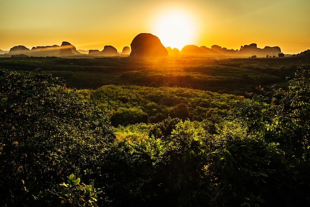 Paesaggio di montagna con tramonto a Krabi Thailandia