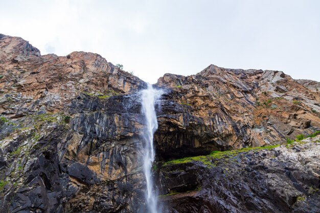 Paesaggio di montagna con un fiume e una cascata