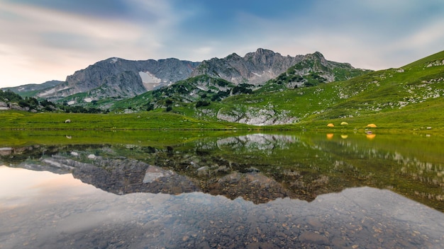 Paesaggio di montagna con un lago