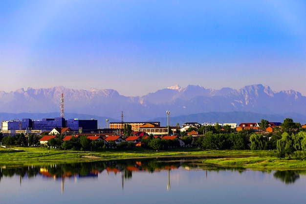 Paesaggio di montagna con un villaggio in riva al fiume