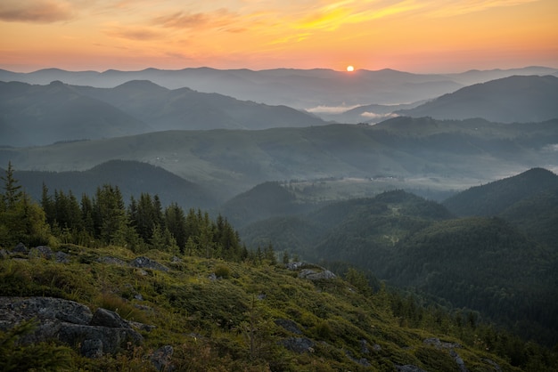 Paesaggio di montagna con una bellissima alba